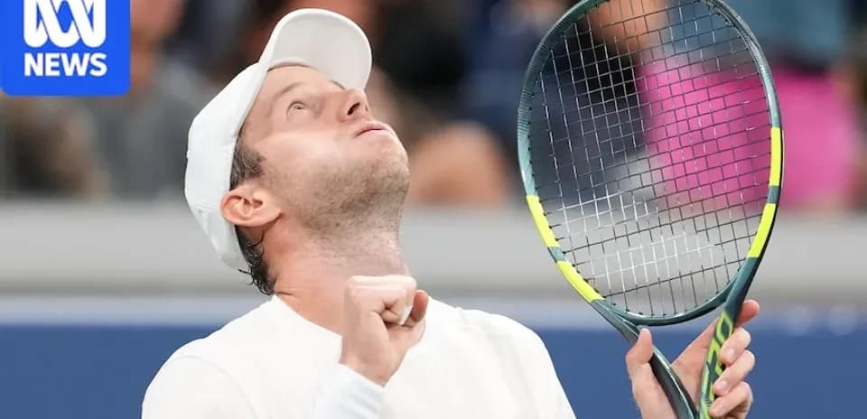 Joueur de tennis célébrant un point au match