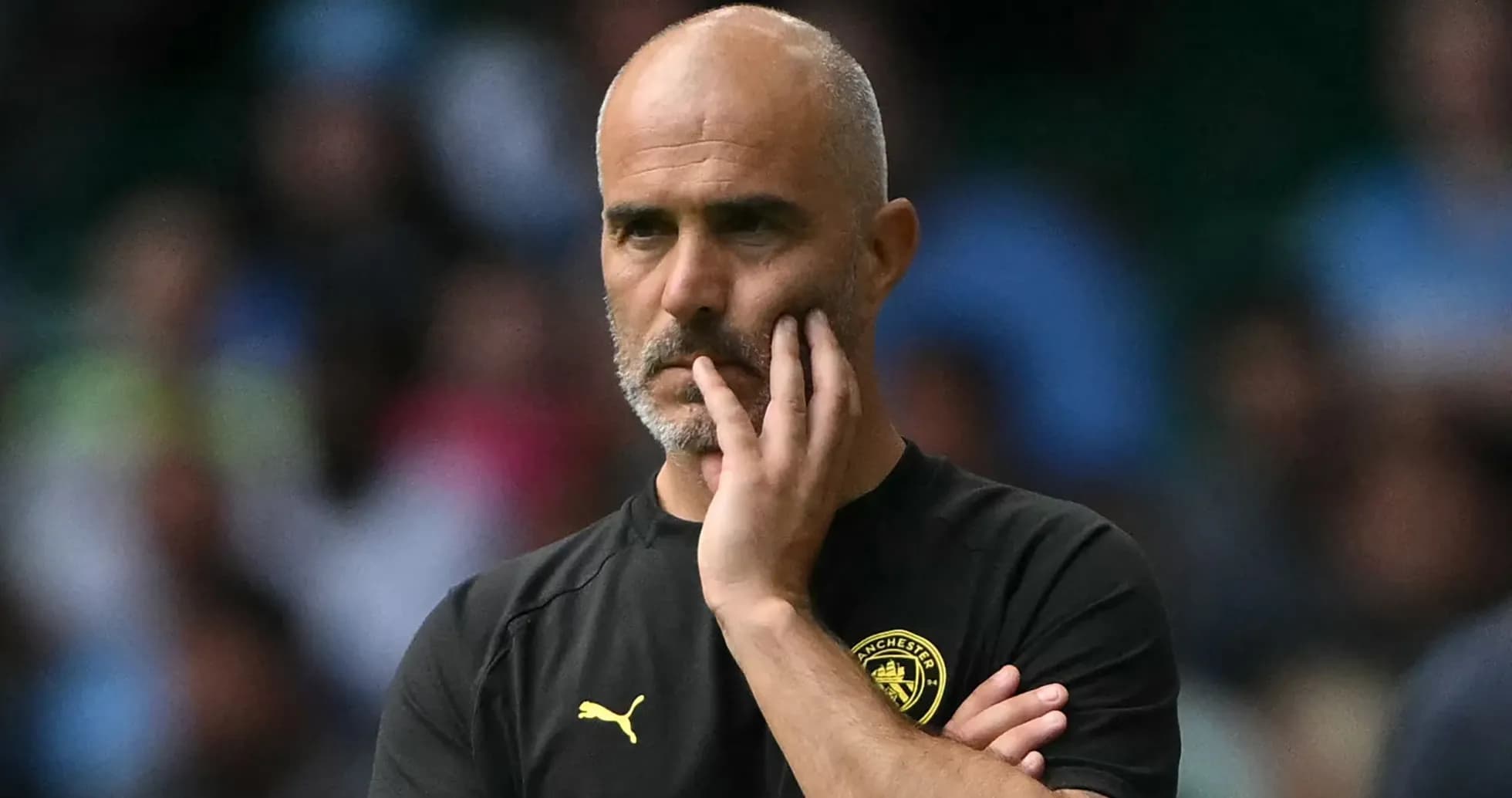 Entraîneur pensif lors d'un match de football