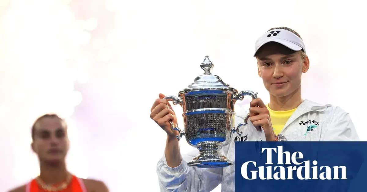 Joueuse levant le trophée après la victoire au tournoi