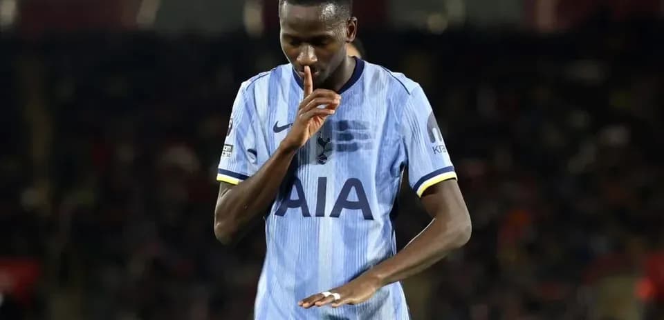 Joueur de football faisant le signe de silence