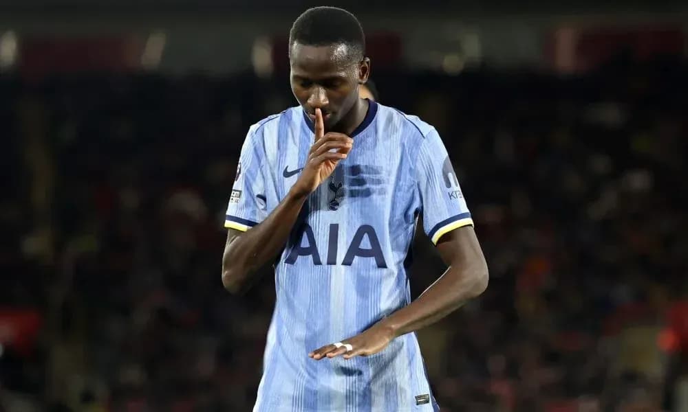 Joueur de football faisant le signe de silence