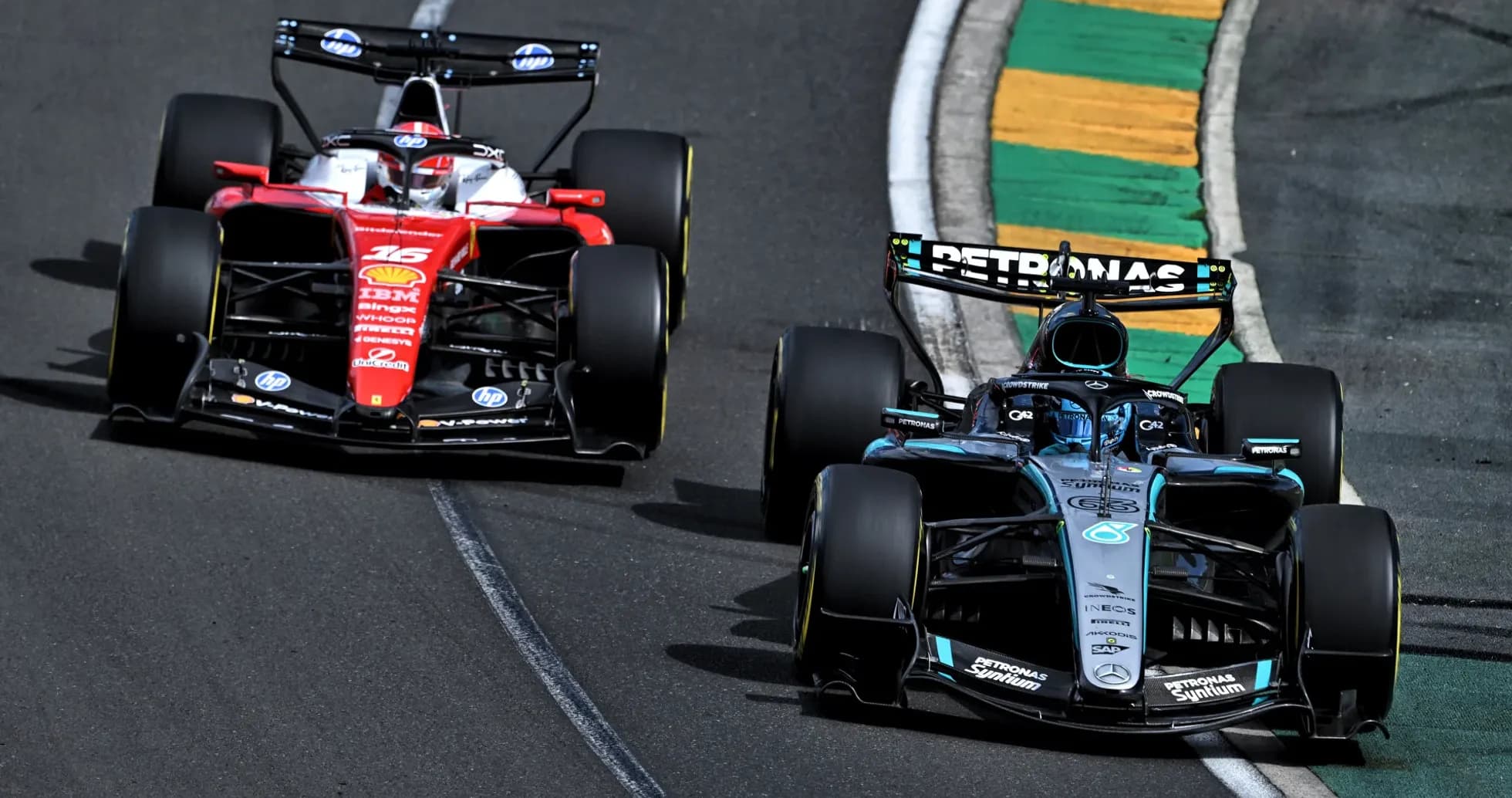 Deux voitures de Formule 1 en course sur circuit