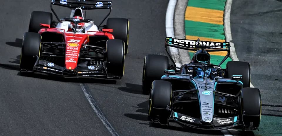 Deux voitures de Formule 1 en course sur circuit