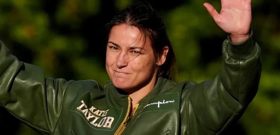 Katie Taylor saluant le public lors d'un événement