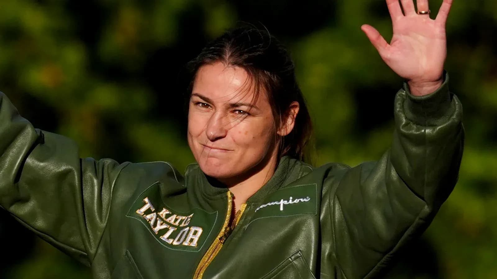Katie Taylor saluant le public lors d'un événement