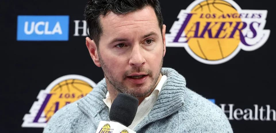 Person parlant lors d'une conférence de presse des Lakers