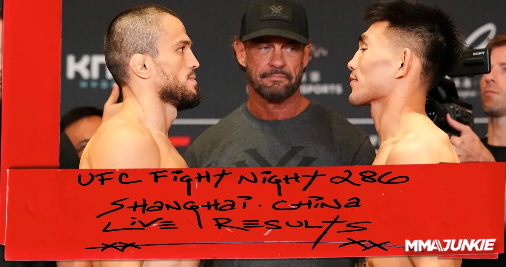 Deux combattants se pesant avant l'événement UFC
