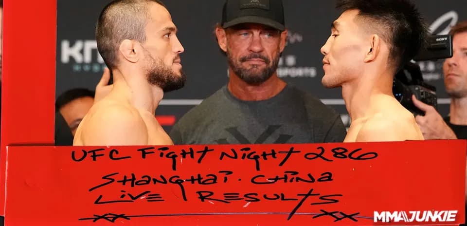Deux combattants se pesant avant l'événement UFC