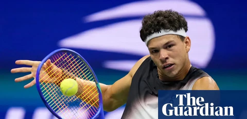 Joueur de tennis frappant une balle sur le court