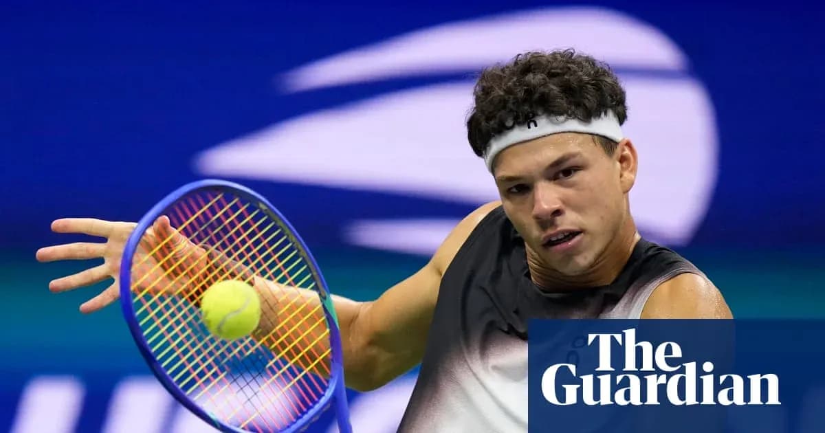 Joueur de tennis frappant une balle sur le court