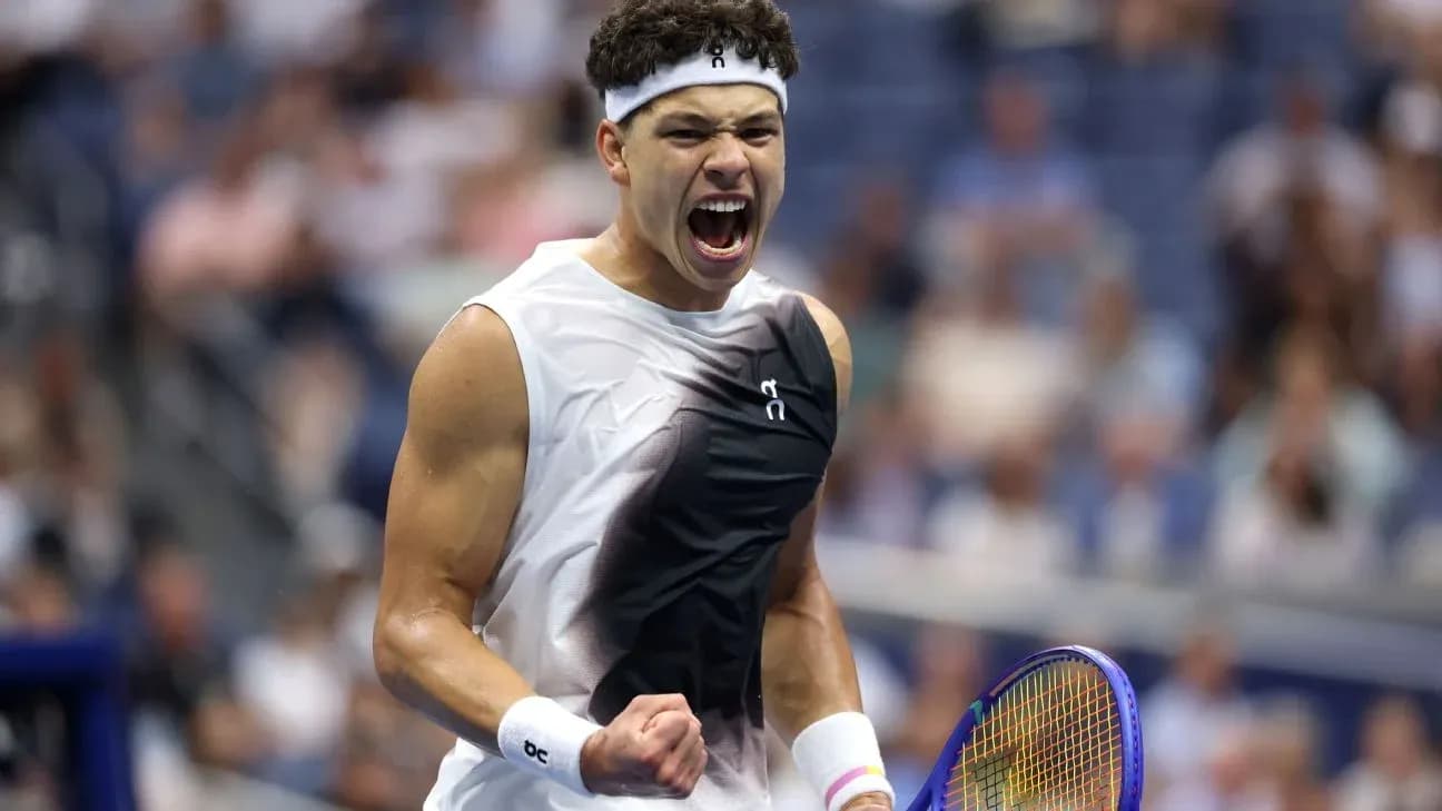 Joueur de tennis célébrant un point au tournoi