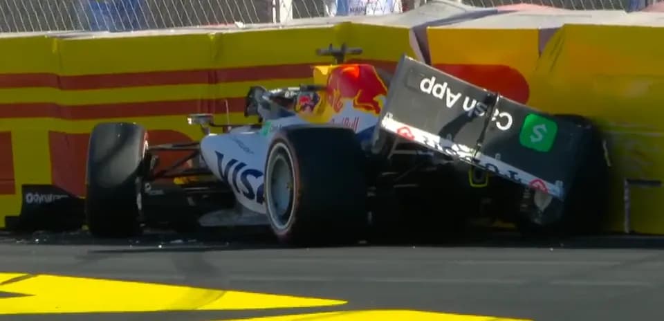 Voiture de Formule 1 heurtant un mur de sécurité