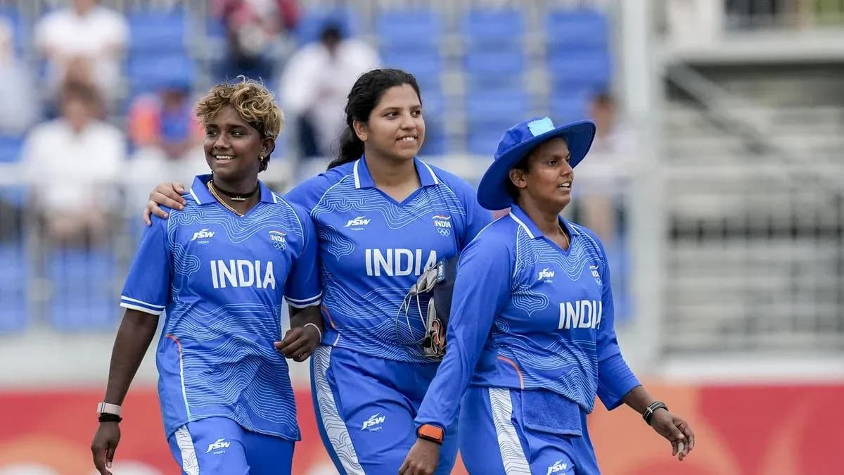 Trois joueuses de cricket indiennes marchant ensemble