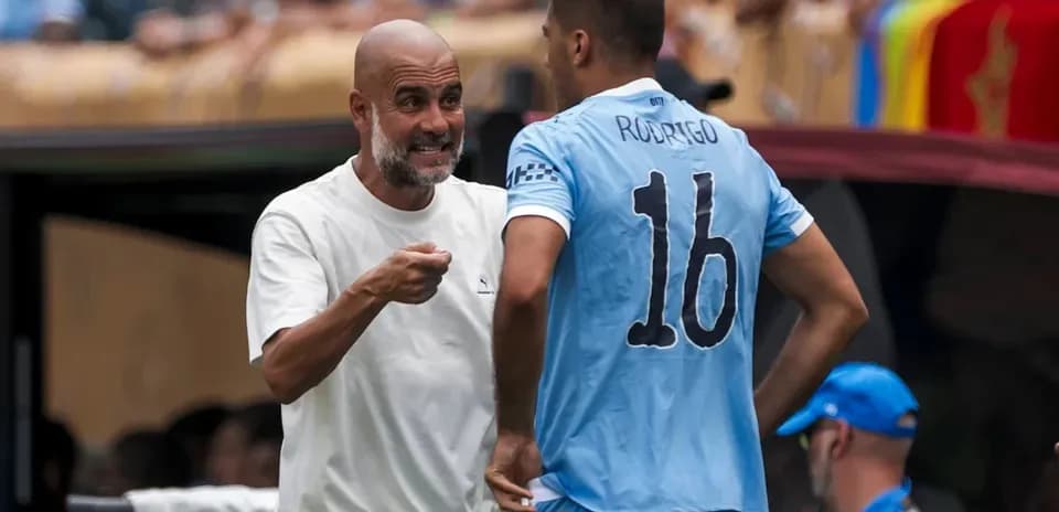 Entraîneur discutant avec le joueur Rodrigo sur le banc