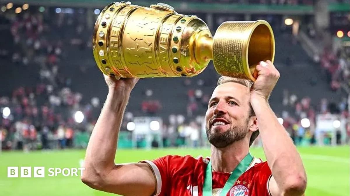 Joueur levant le trophée après la victoire