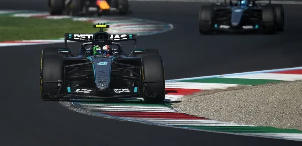 Voiture de F1 Mercedes dans un virage sur circuit