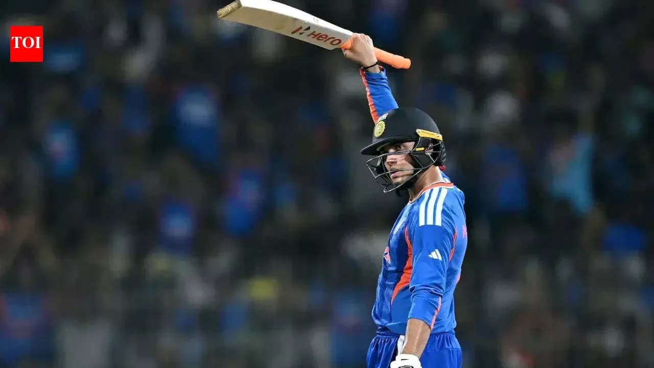 Joueur de cricket levant sa batte en célébration