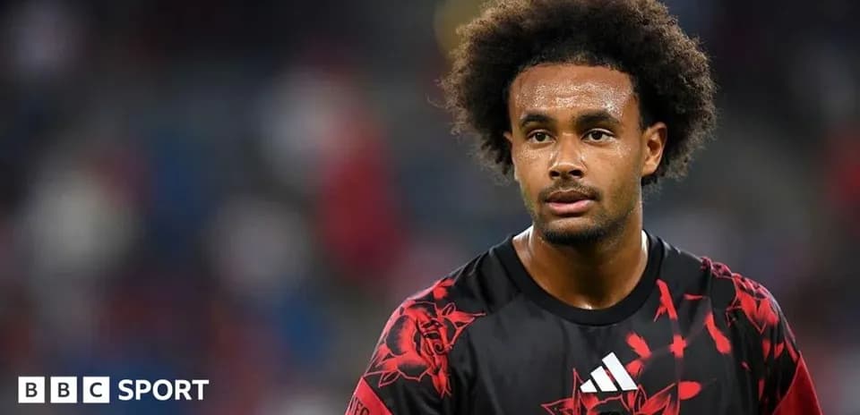 Joueur en tenue d'entraînement sur le terrain