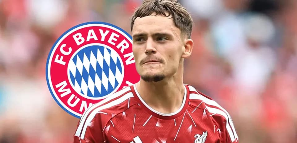 Joueur de Liverpool avec le logo du Bayern en arrière-plan