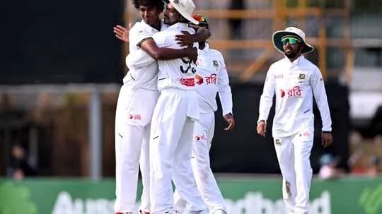 Joueurs de cricket célébrant une prise réussie