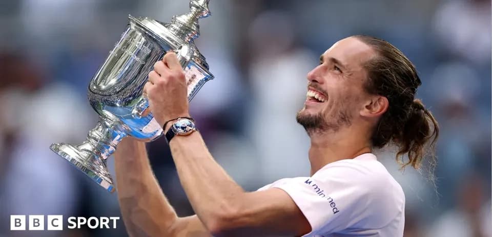 Joueur levant le trophée de l'US Open
