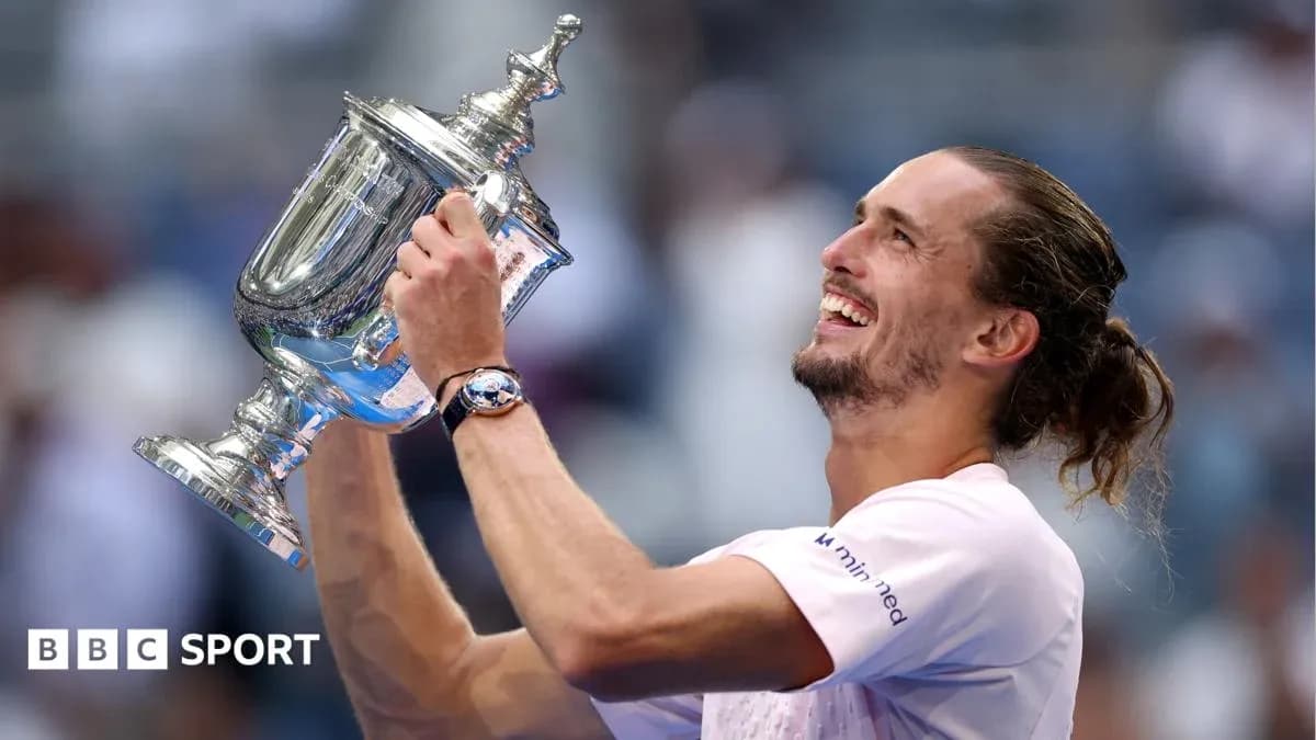 Joueur levant le trophée de l'US Open