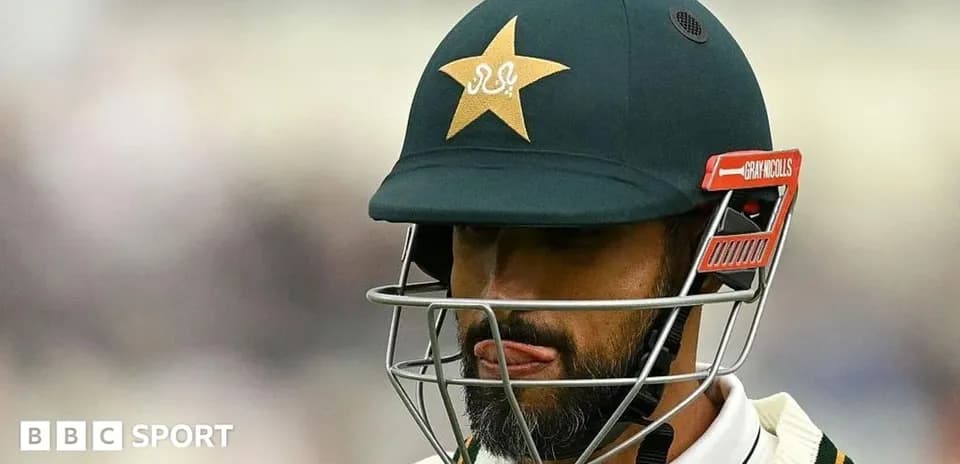 Joueur de cricket portant un casque avec étoile du Pakistan