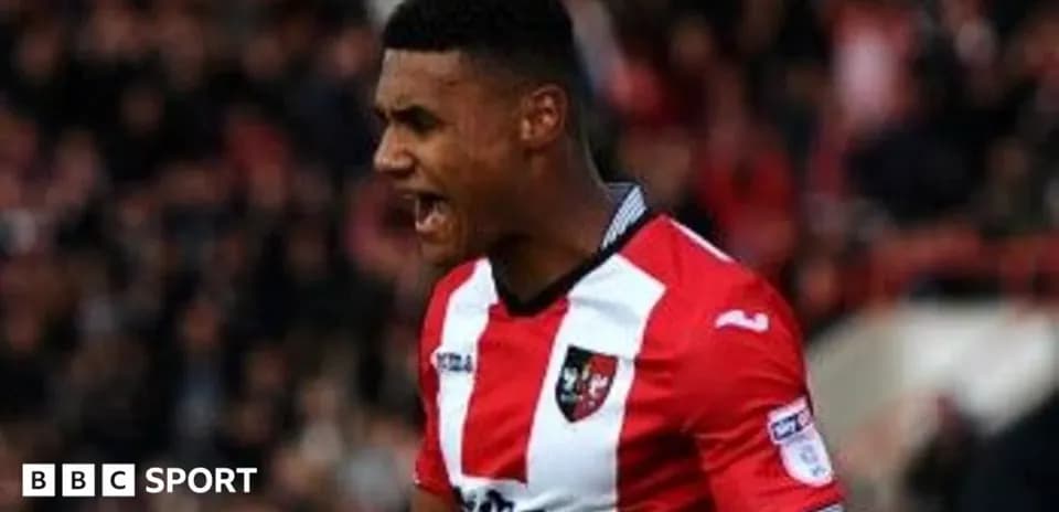 Joueur célébrant un but avec un maillot rouge et blanc