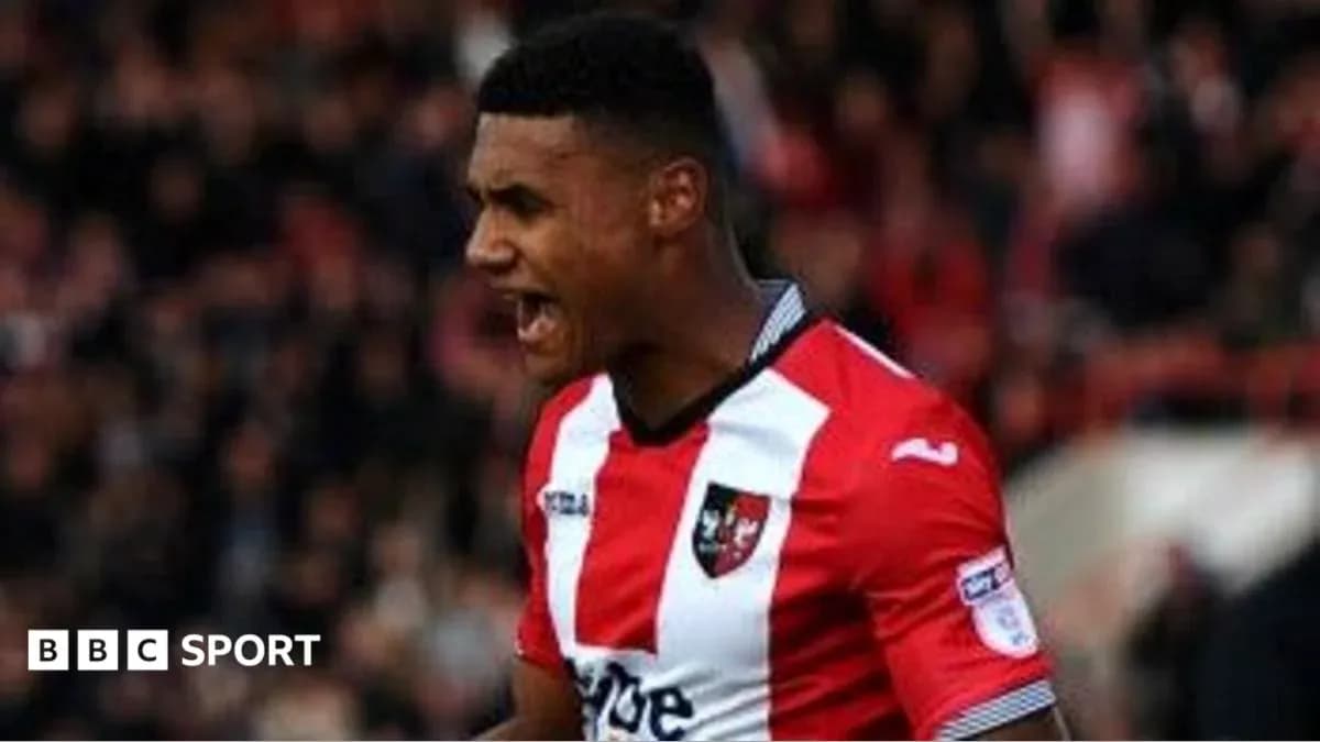 Joueur célébrant un but avec un maillot rouge et blanc