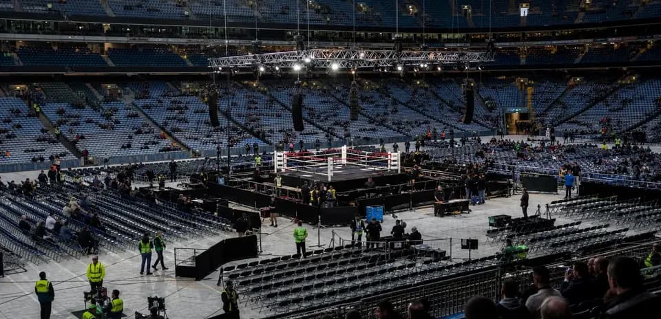 Ring de boxe monté dans un stade presque vide