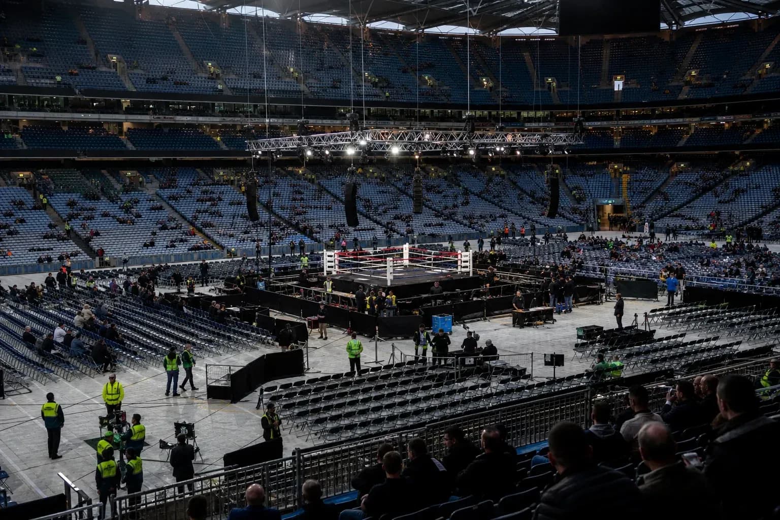 Ring de boxe monté dans un stade presque vide