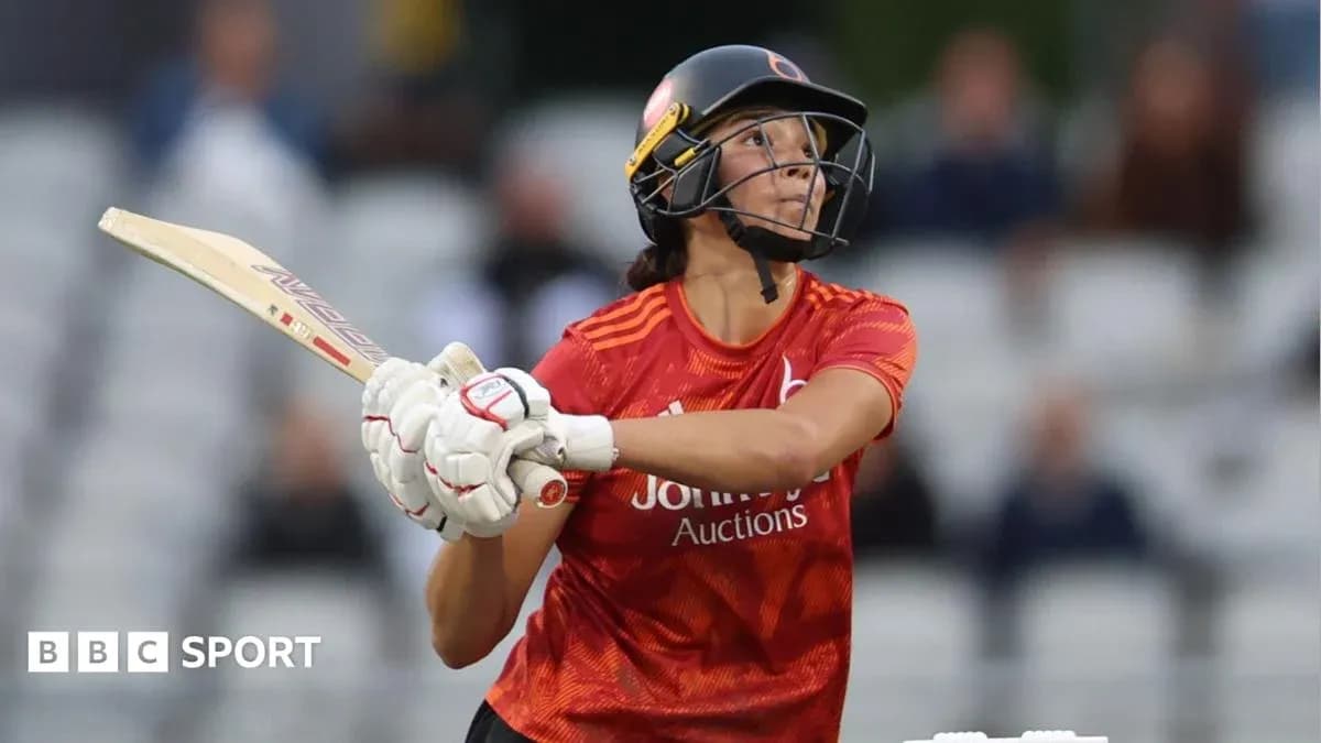 Joueuse de cricket frappant la balle au bâton