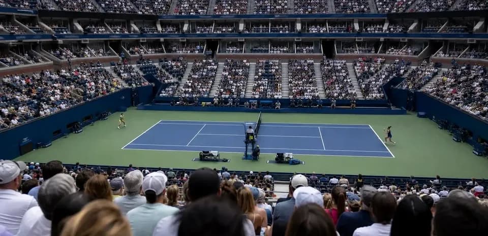 Match de tennis avec spectateurs dans les gradins