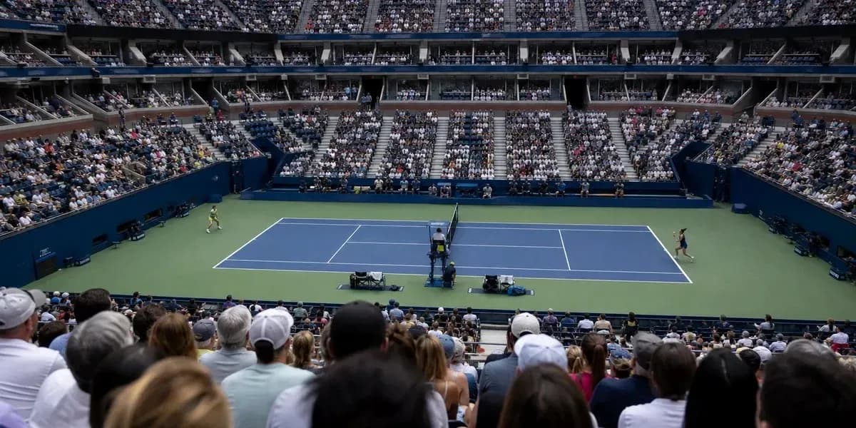Match de tennis avec spectateurs dans les gradins