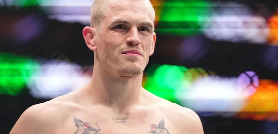 Lutteur avec tatouages, prêt pour un combat