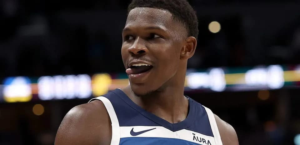 Joueur souriant en maillot des Timberwolves