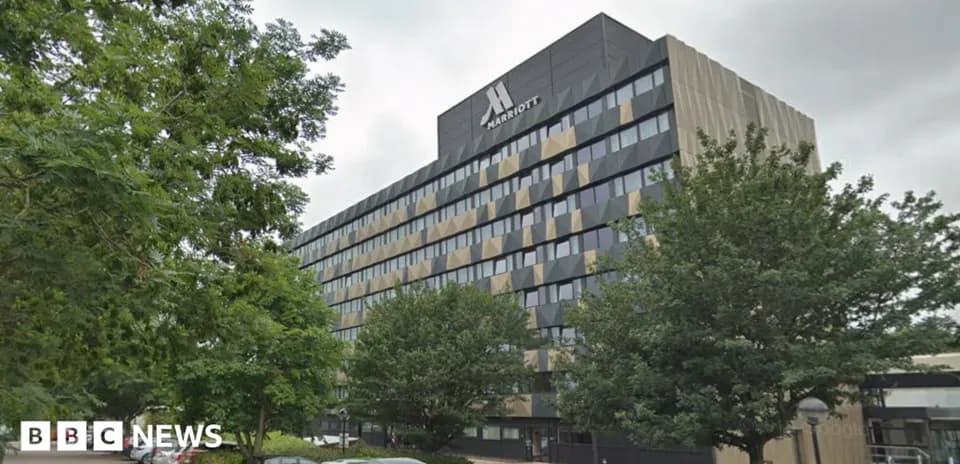 Façade du Marriott avec arbres et stationnement