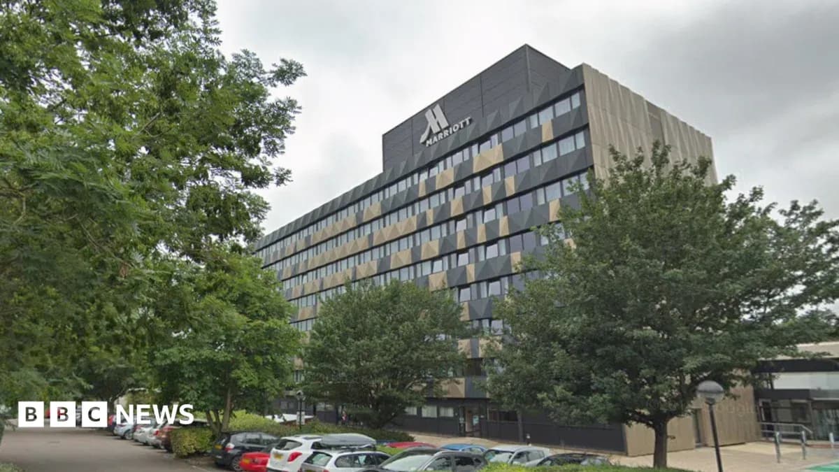 Façade du Marriott avec arbres et stationnement
