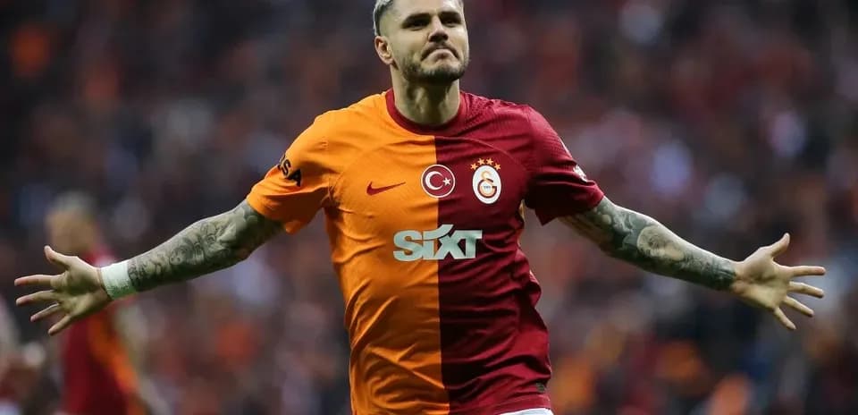 Joueur de Galatasaray célébrant un but sur le terrain