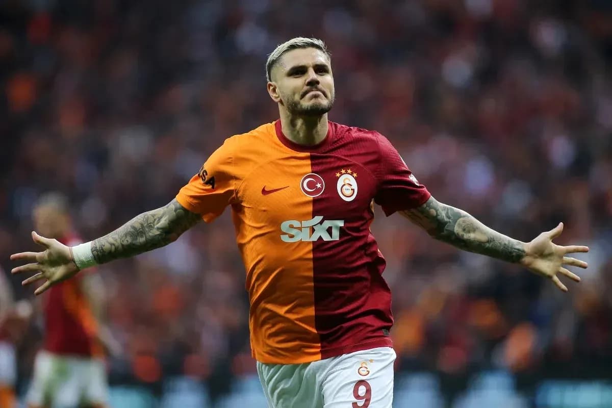 Joueur de Galatasaray célébrant un but sur le terrain