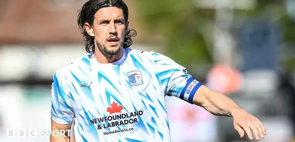 Joueur en maillot clair courant sur le terrain
