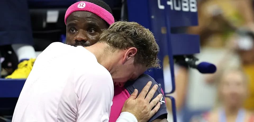 Joueurs se réconfortant après un match de tennis