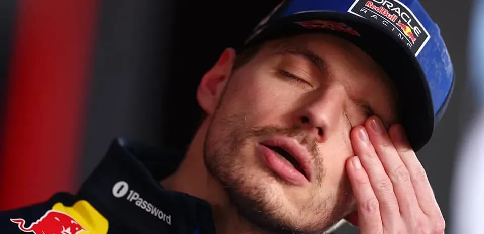 Pilote de F1 touchant son visage lors d'une interview