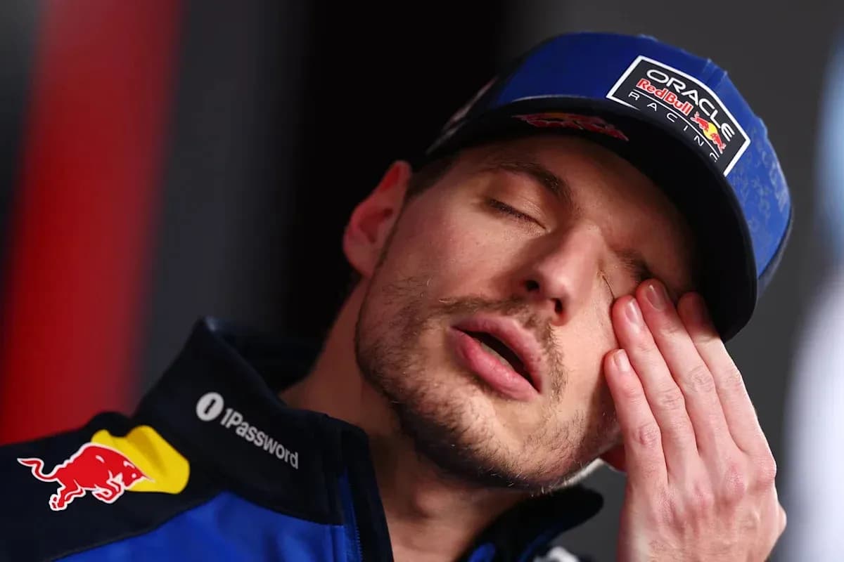 Pilote de F1 touchant son visage lors d'une interview