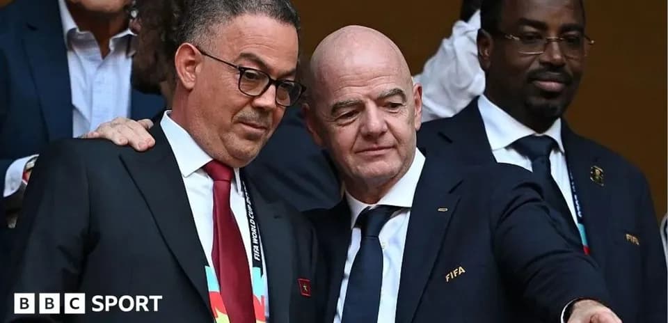 Dirigeants de FIFA discutant lors d'un événement
