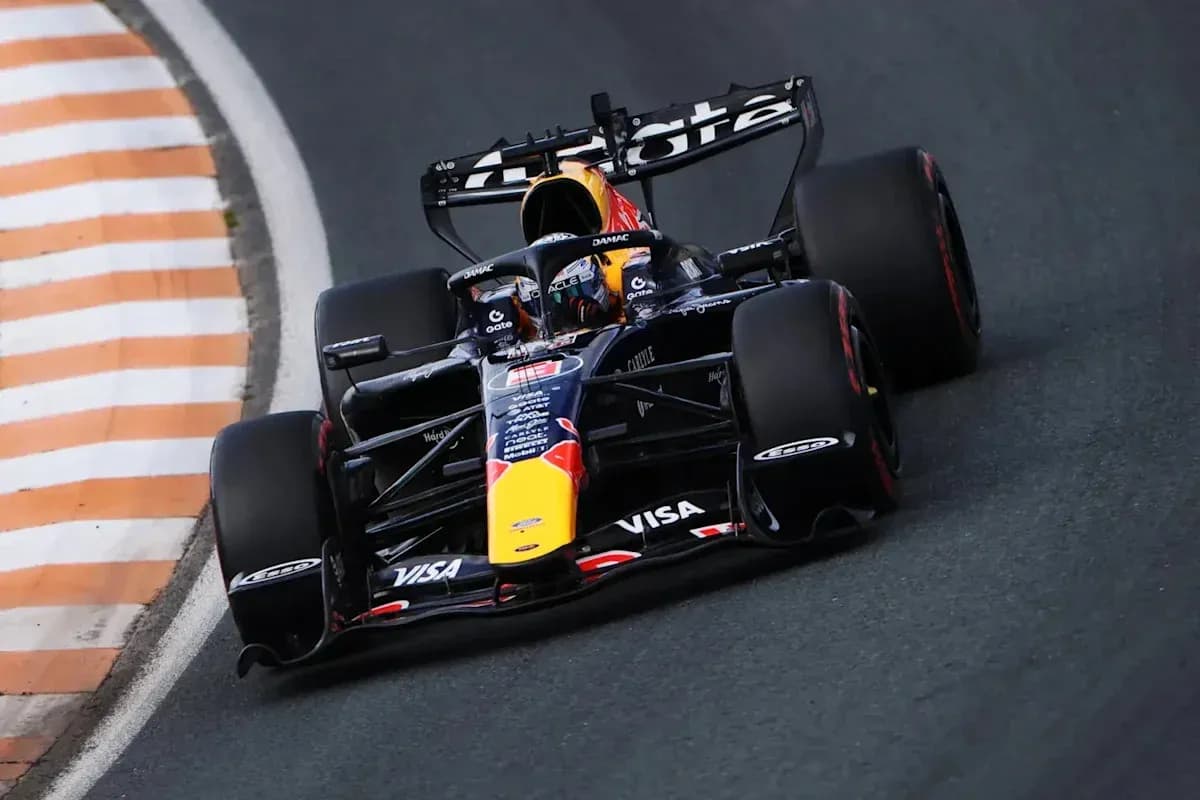 Voiture de Formule 1 prenant un virage sur circuit