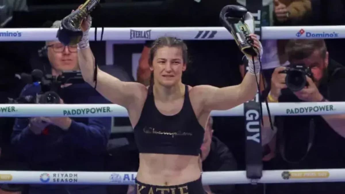 Boxeuse levant les gants après sa victoire