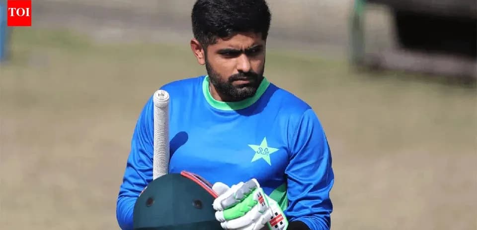 Joueur de cricket avec un bâton sur le terrain