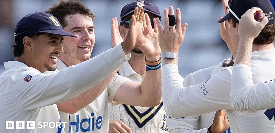Joueurs de cricket célébrant un wicket ensemble