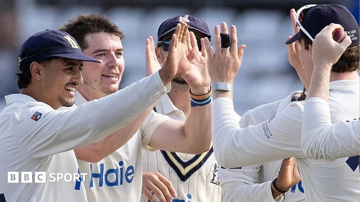 Joueurs de cricket célébrant un wicket ensemble